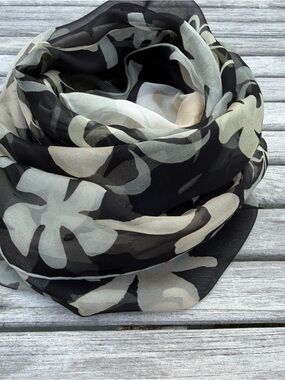 Giorgio Armani Le Collezioni ivory/black Sheer Scarf / Berdgorf Goodman